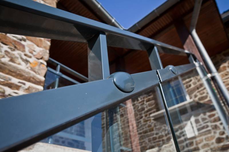 Détail de fixation d’un garde-corps aluminium et verre – finition soignée et durable