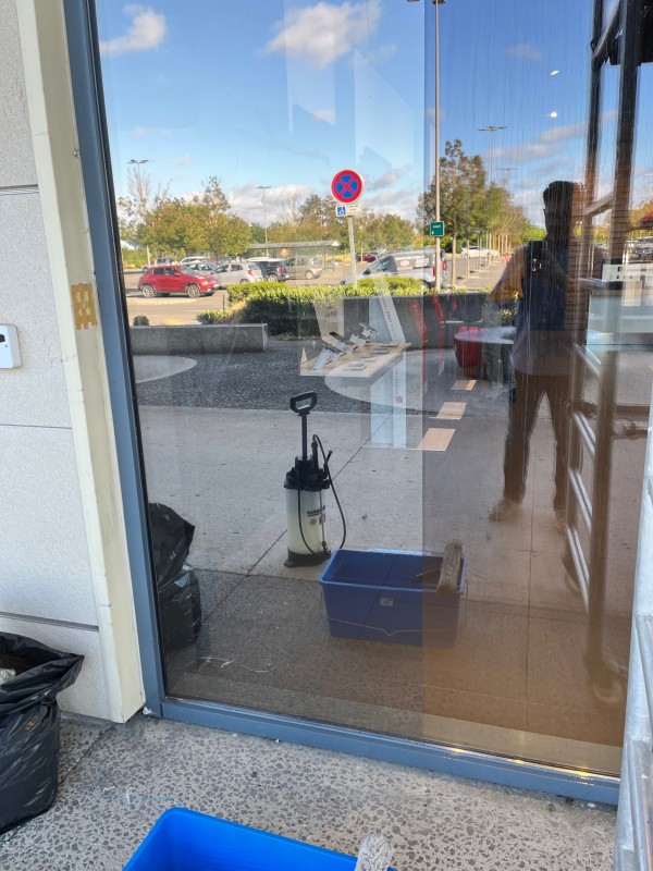 PLANETE MENUISERIE : Pose de film anti-UV et réfléchissant chez Free à Montauban : protection et confort pour vos parois vitrées